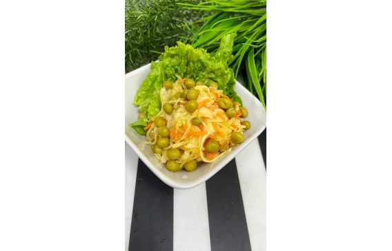 Салат из капусты с зеленым горошком 