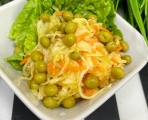 Салат из капусты с зеленым горошком 
